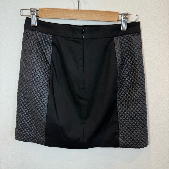 Club Monaco Women’s Black Quilted Panel Mini Zipper Back Skirt Size 0 - Picture 3 of 14